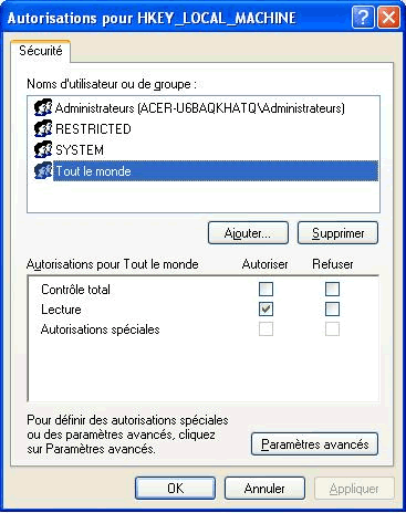 /></center><br/><br/>Sélectionnez ensuite le groupe d’utilisateurs <strong>Tout le Monde</strong>. Assignez lui uniquement l’<strong>autorisation en lecture</strong>.<br/><br/>Faites de même pour tous les répertoires et clés dont vous souhaitez restreindre l’accès.<br/><br/><strong>ATTENTION</strong>: certaines applications nécessitent un accès en écriture sur la base de registre, assurez vous que les modifications apportées ne nuiront pas au bon fonctionnement des applications installées et mises à disposition des utilisateurs de votre pc.<br/><br/>Postez vos commentaires et vos questions pour cette astuce sur notre <a href=